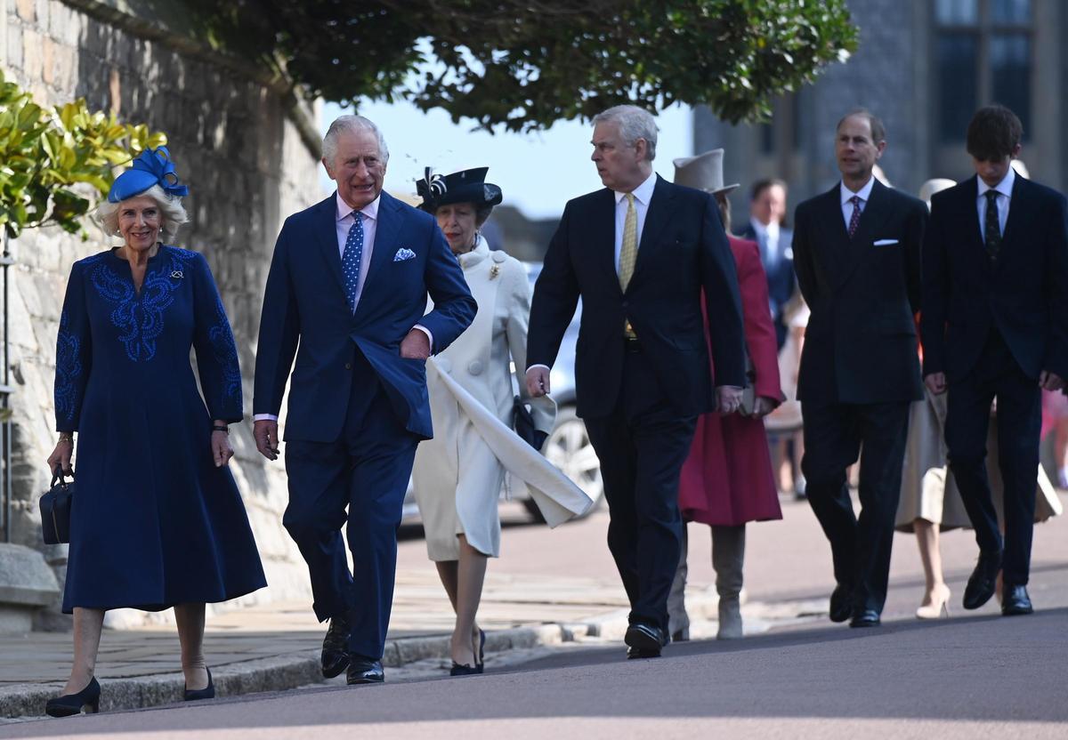 La familia real británica celebra la misa de Pascua en Windsor. En la imagen, el rey Carlos III y la reina consorte Camila, el príncipe Andrés, la princesa Ana, el príncipe Eduardo y su hijo James (a la derecha).