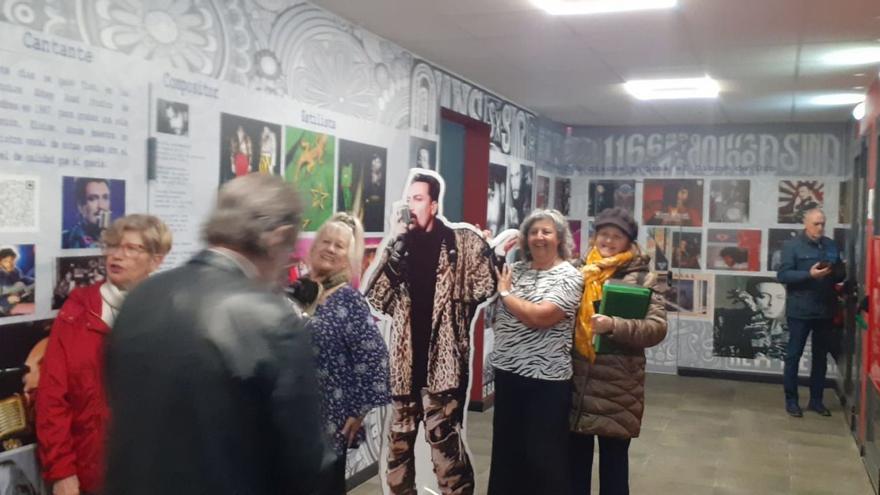 El mural para recordar a Tino Casal ya luce en el hall del Llar de Corvera | A.C.