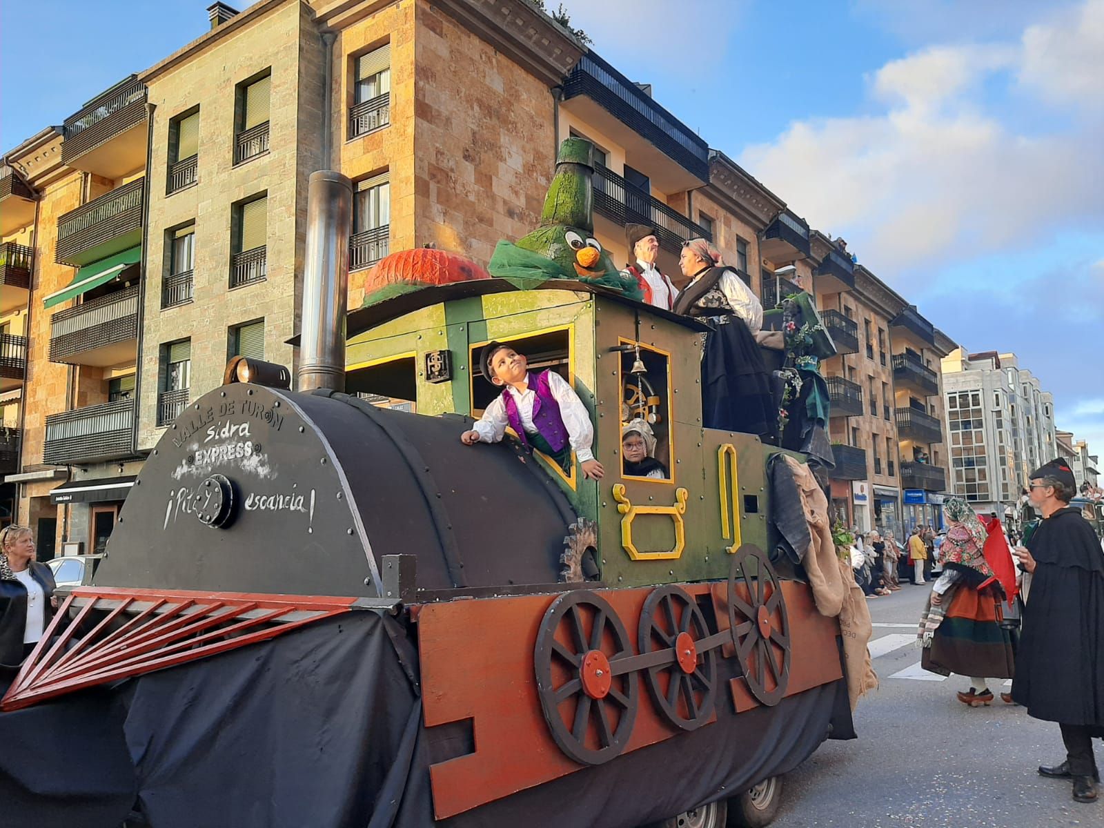 Villaviciosa ofrece el primer mosto a la Portalina: así ha sido el acto seguido de un desfile de carrozas