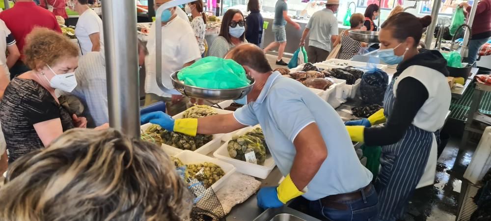 Gran afluencia de público al mercado de Vilagarcía