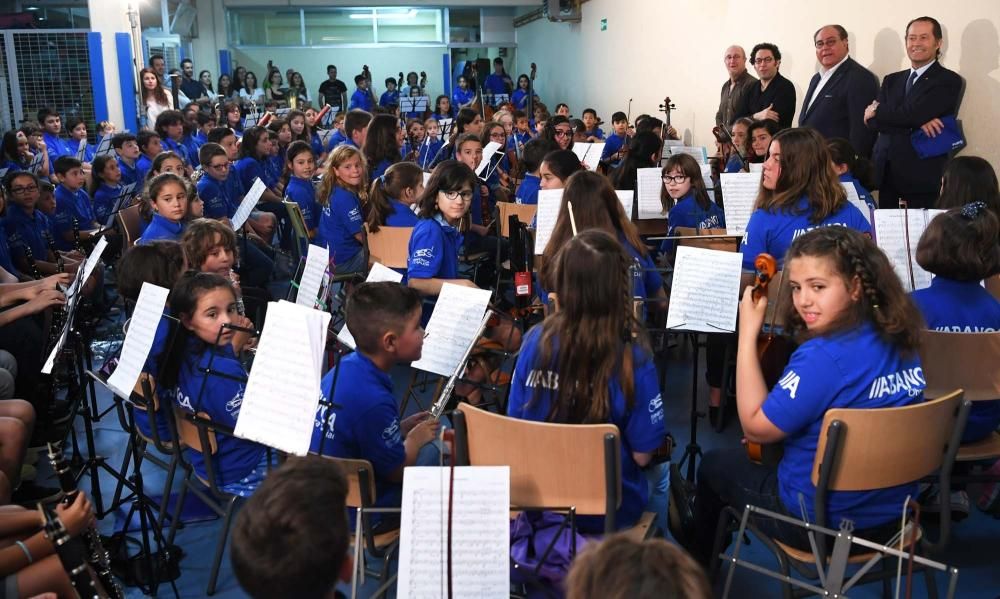 Gustavo Dudamel, con 200 niños músicos de A Coruña