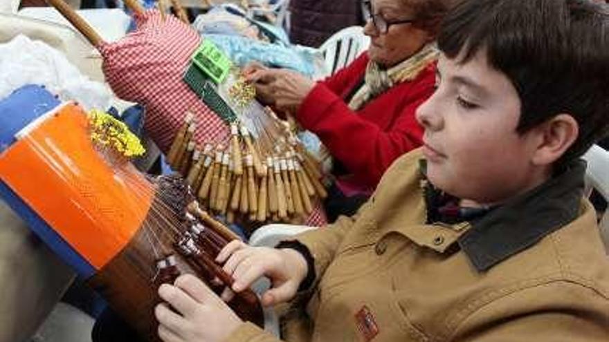 El leonés Cristian Núñez hace encaje de bolillos.