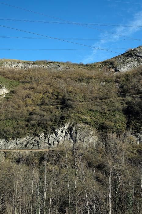 Técnicos del ADIF en labores en Pajares ante el riesgo de derrumbe sobre las vías