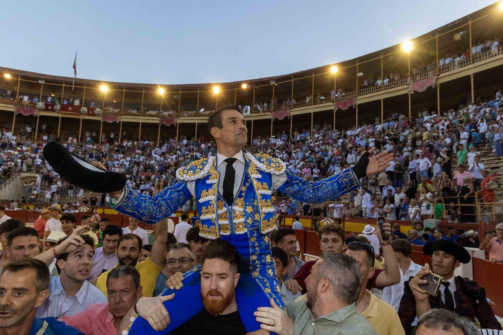 Manzanares culmina una de sus mejores tardes y sale a hombros en la Feria de Hogueras de Alicante 2025