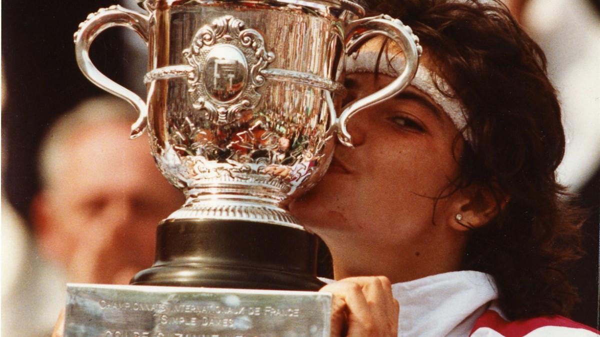 Arancha Sánchez Vicario, besando el título de Roland Garros en 1989