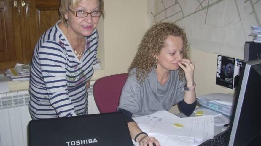 Dos trabajadoras atienden la sede electrónica de Corrales.