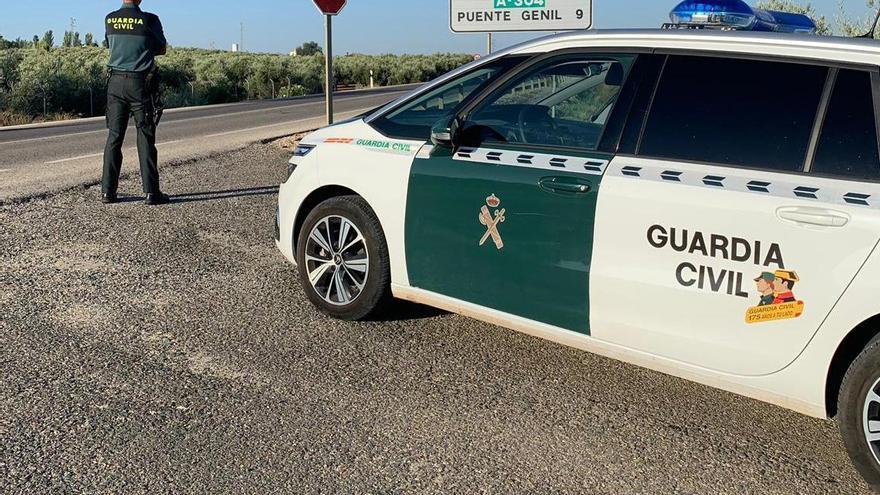 Una patrulla de la Guardia Civil en las proximidades de Puente Genil.