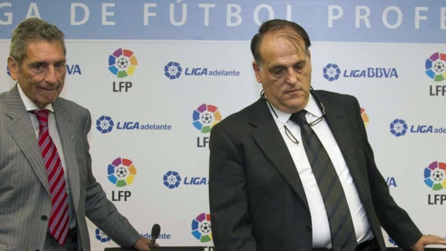 Javier Tebas (d), y el presidente del Celta de Vigo, Carlos Mouriño.