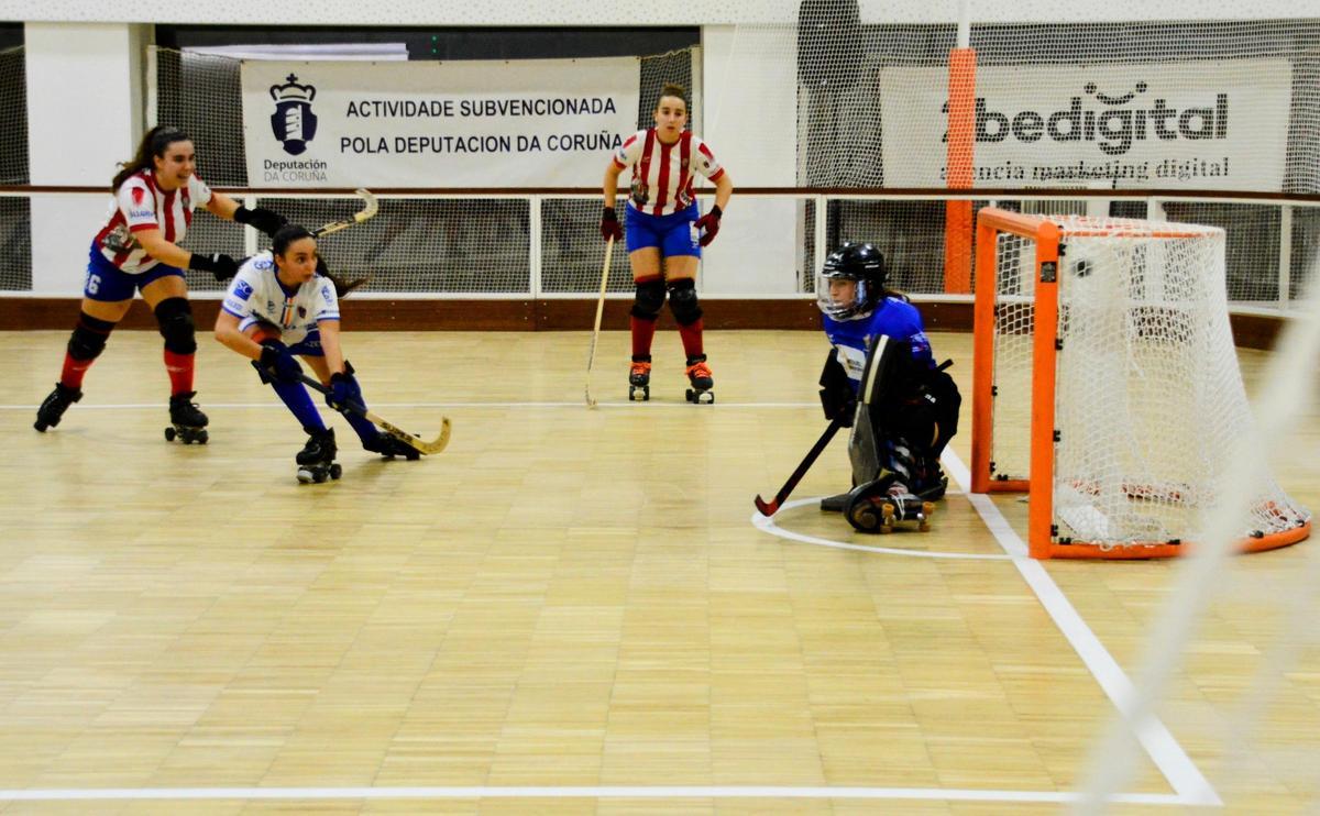 Lucía Yáñez, capitana del equipo, anota un gol por la escuadra en la victoria del Raxoi frente al Rochapea.