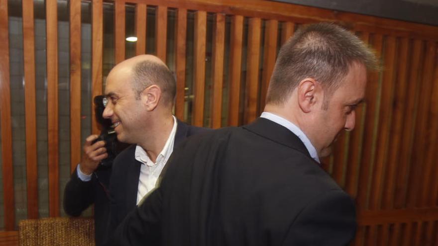 El alcalde de Alicante, Gabriel Echávarri, y el portavoz de Compromís y del tripartito, Natxo Bellido, en una imagen de archivo