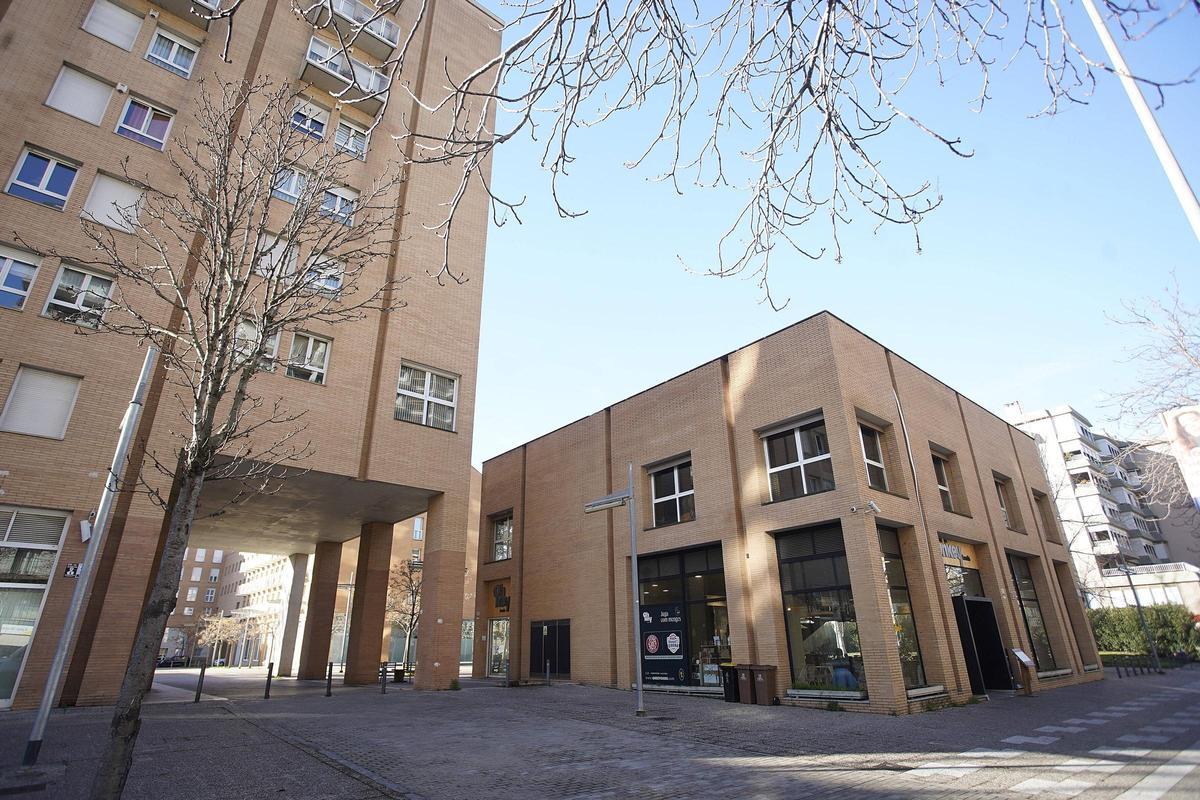 L'equipament no té cap edifici adjacent.