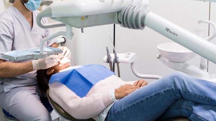 Una paciente, en una clínica dental.