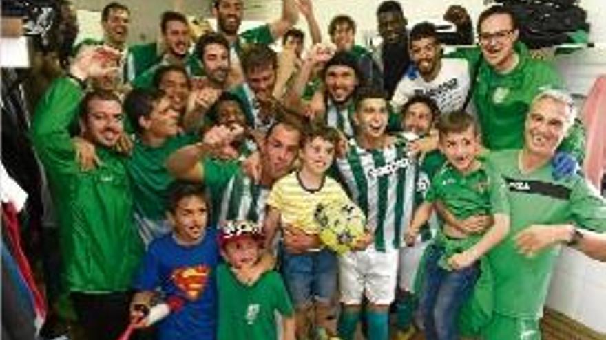 La plantilla de la Jonquera, celebrant la segona posició.