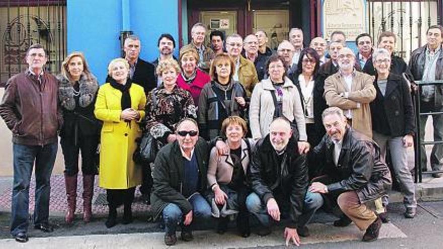 Los participantes en la comida, a las puertas del restaurante candasín.