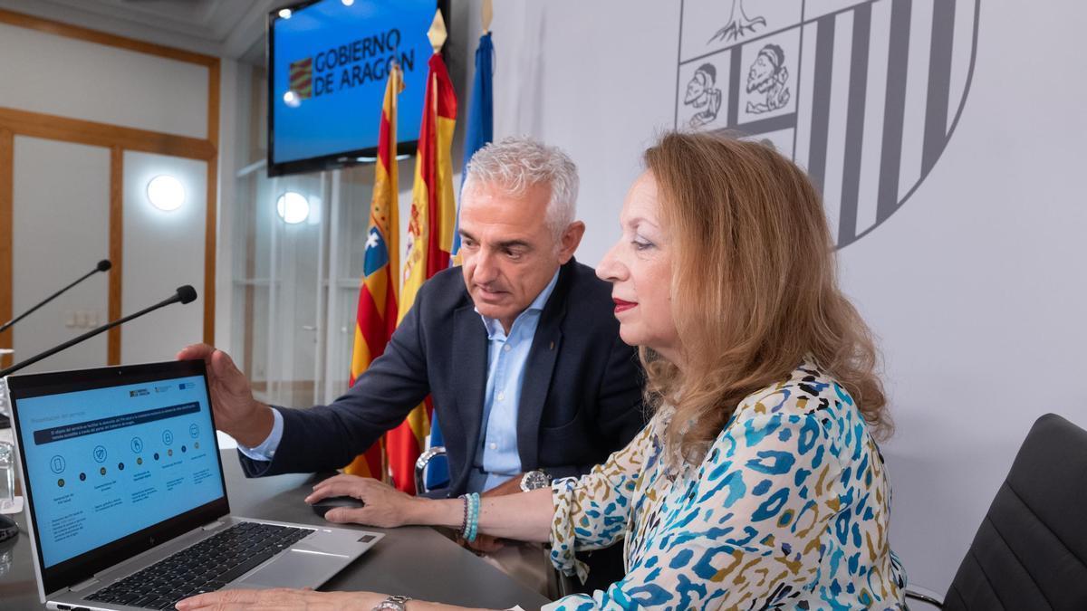 La directora general de Administración Electrónica y Aplicaciones Corporativas, Marian Rincón, y el director general de Salud Digital, Joaquín Velilla, presentan una nueva aplicación inteligente para obtener el PIN Salud.