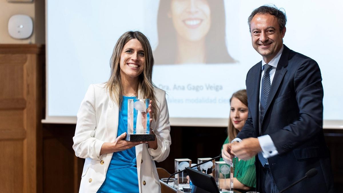 Ana Gago recibe el premio de la Sociedad Española de Neurología