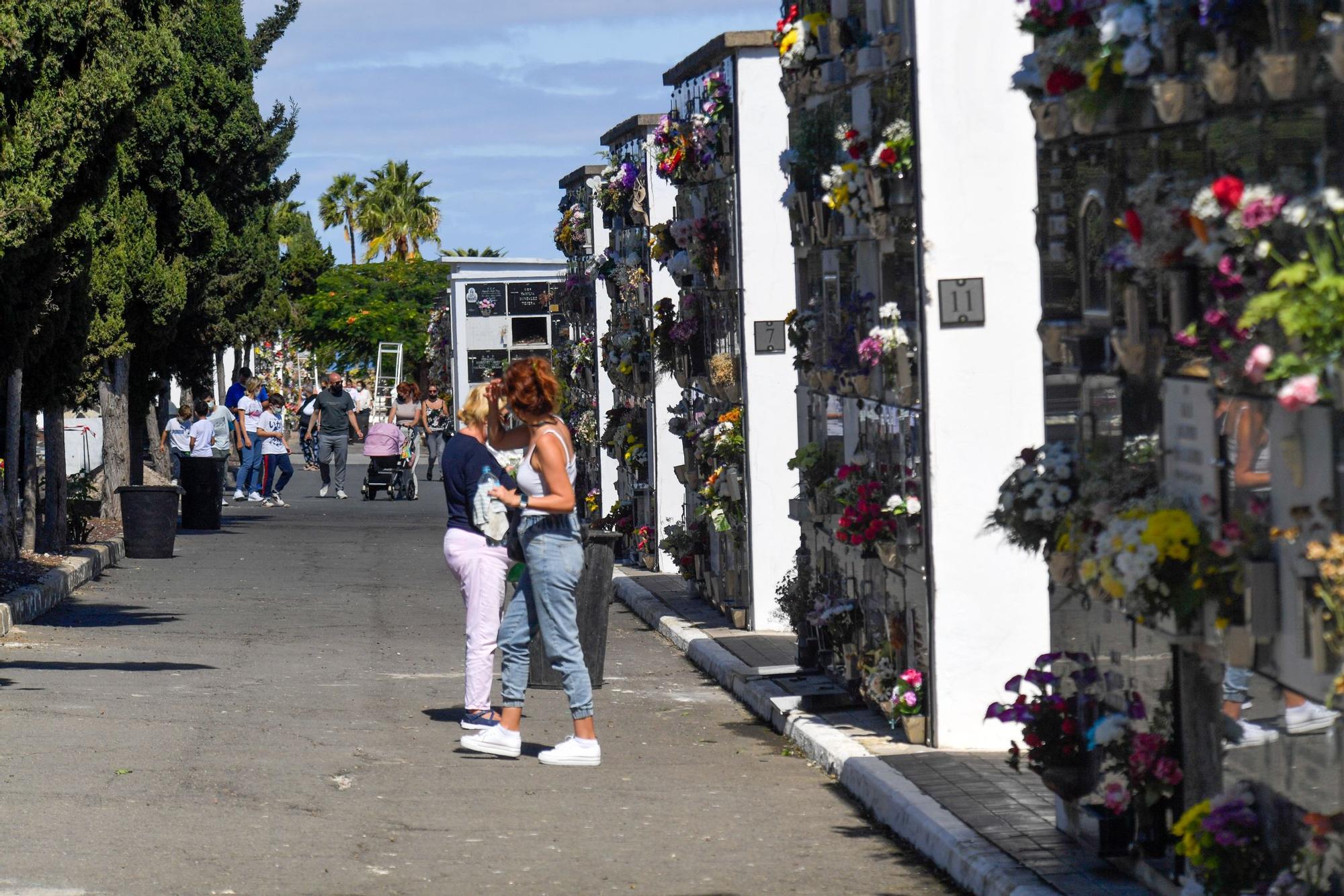 Día de Todos los Santos en el cementerio de San Lázaro (01/11/2021)