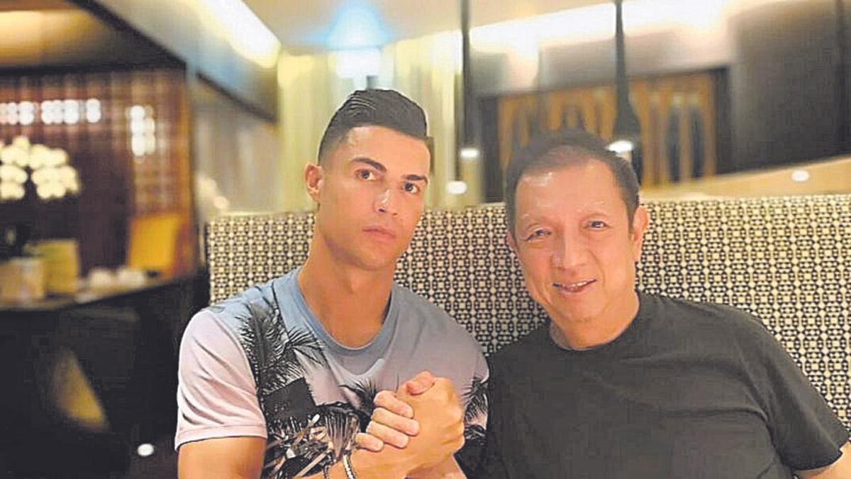 Cristiano Ronaldo, en una imagen de archivo junto a Peter Lim.