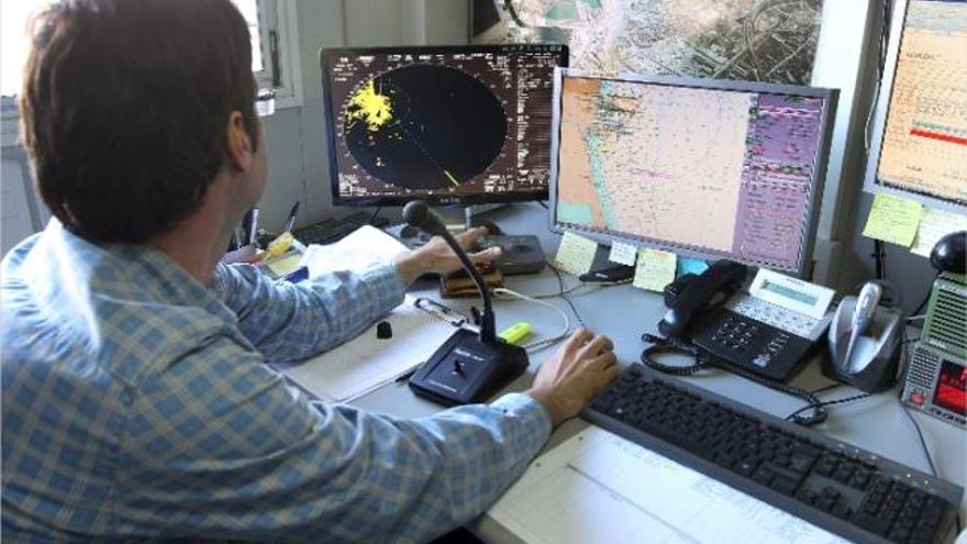 El controlador Francesc Lucas vigila con el radar y la carta electrónica la llegada de barcos. f ferran montenegro