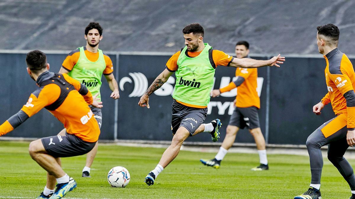 Patrick Cutrone,
en el entrenamiento
de ayer.  vcf