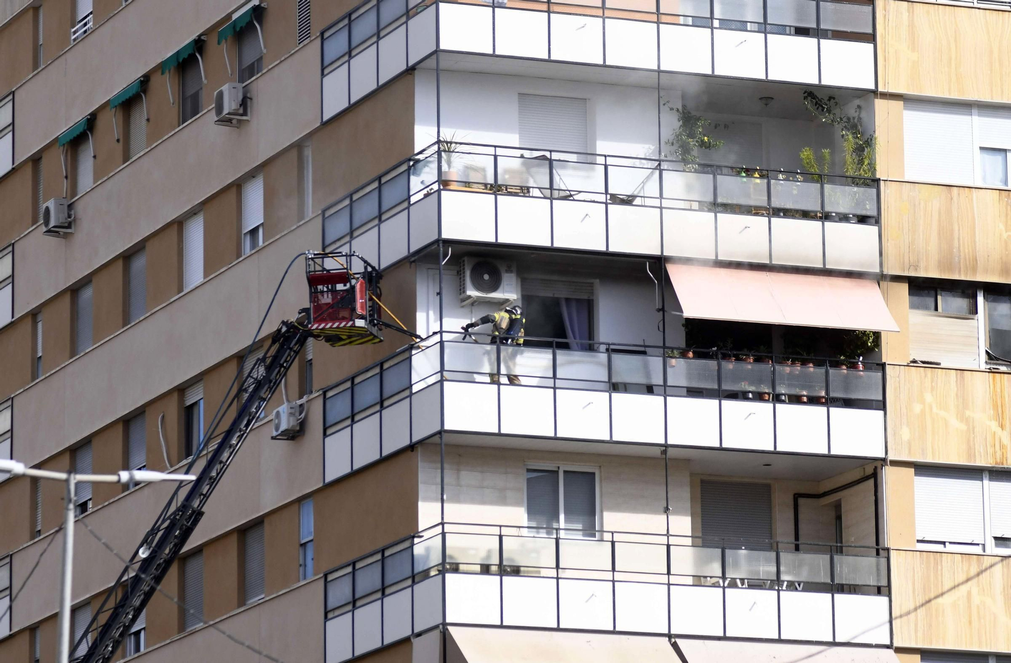 El incendio de un edificio en la Plaza Condestable, en imágenes