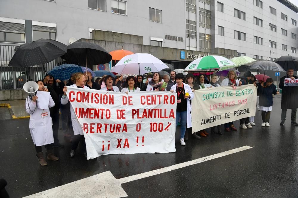 Protesta en defensa de la sanidad frente al Hospital de A Coruña