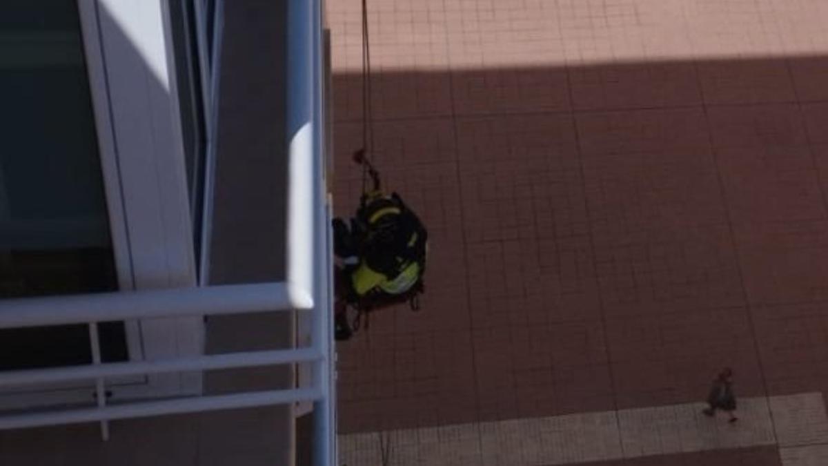 Imagen del rescate realizado por los bomberos de Las Palmas de Gran Canaria este miércoles.
