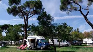 Autocaravanas acampadas en una de las parcelas del camping.