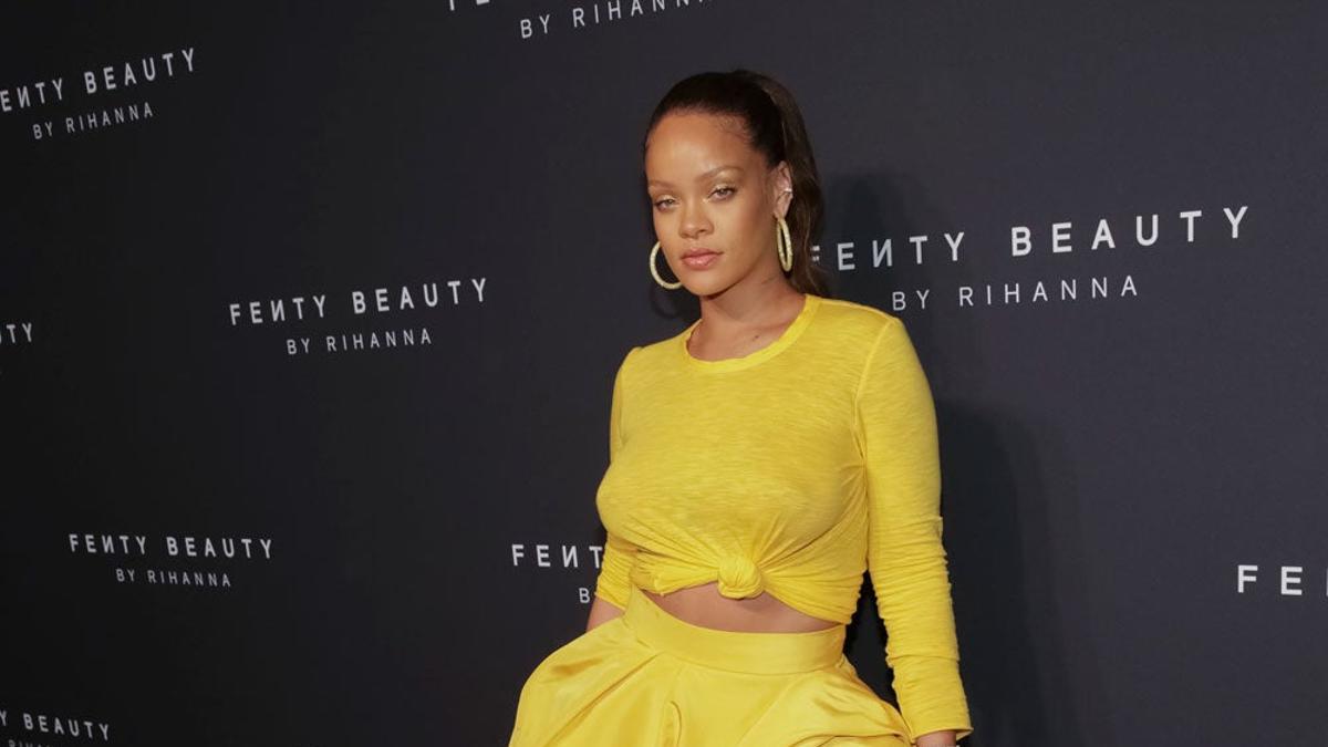 Rihanna con un look amarillo pollo