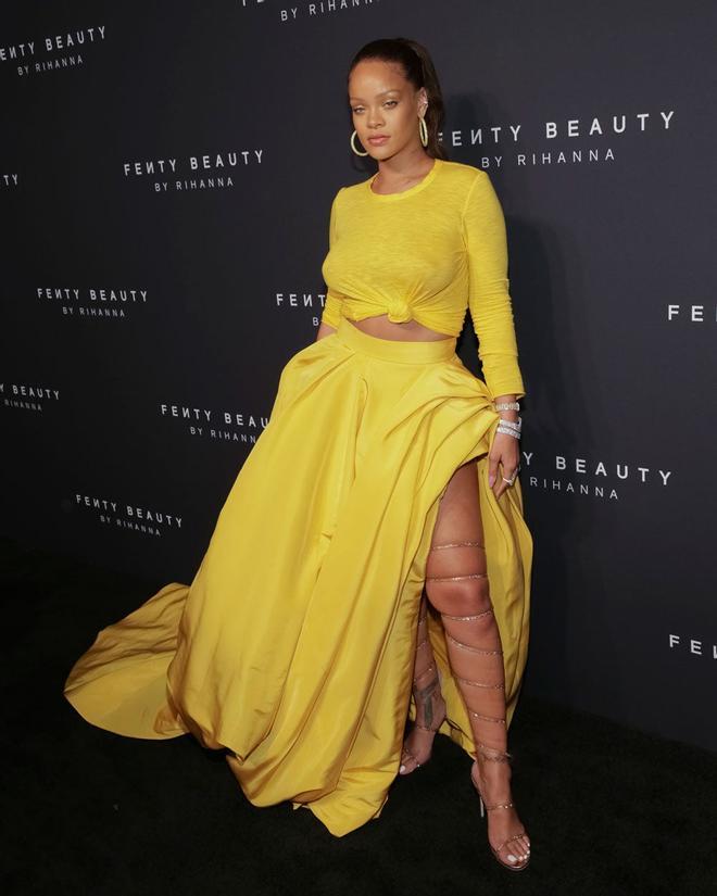 Rihanna con un look amarillo pollo