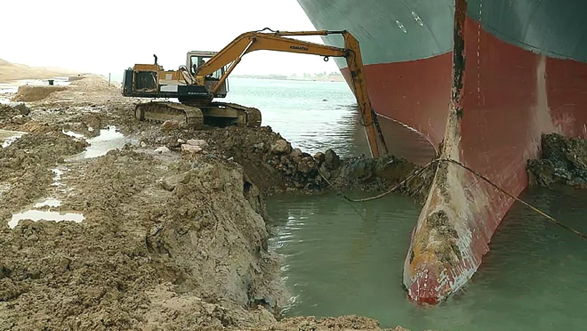 Trabajos para reflotar al Ever Given, encallado en el canal de Suez.