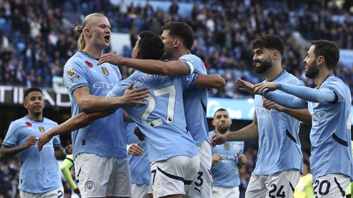 Haaland, felicitado por sus compañeros tras marcar el gol decisivo.