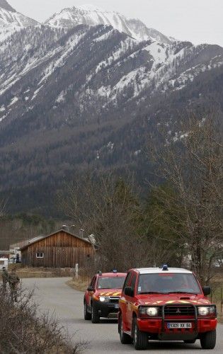Accidente en Los Alpes: Los equipos de rescate inspeccionan la zona donde se ha estrellado el avión.
