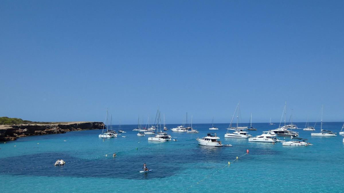 Una playa de Formentera con balizas separando la zona delimitada para barcos y para bañistas
