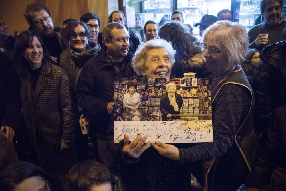 Festa sorpresa per homenatjar una comerciant que ha fet història a Manresa