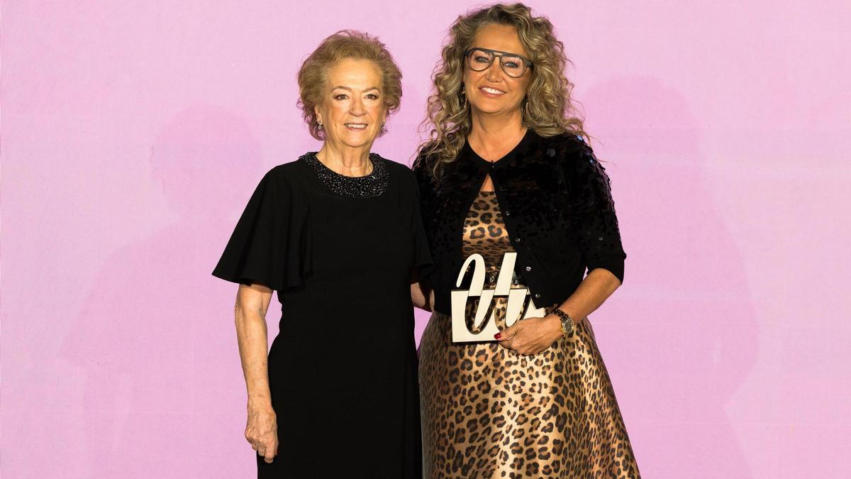 La vicepresidenta de Prensa Ibérica, Arantza Sarasola, entregando el premio de Maite Casademunt en la Gala Woman.