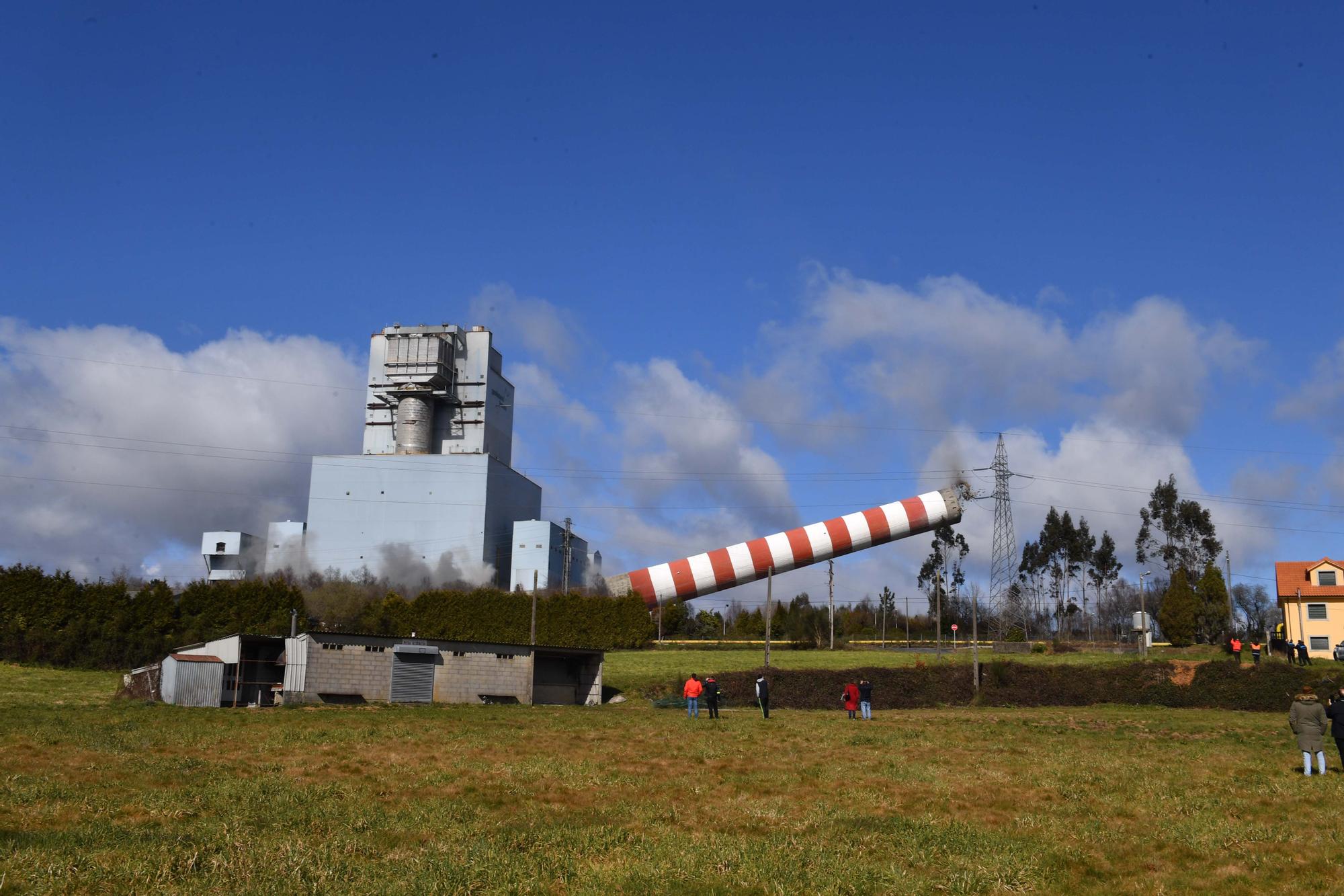 Naturgy derriba la otra chimenea de la central de Meirama