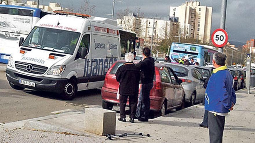 Una ambulancia, junto al autobús que arrolló al hombre.