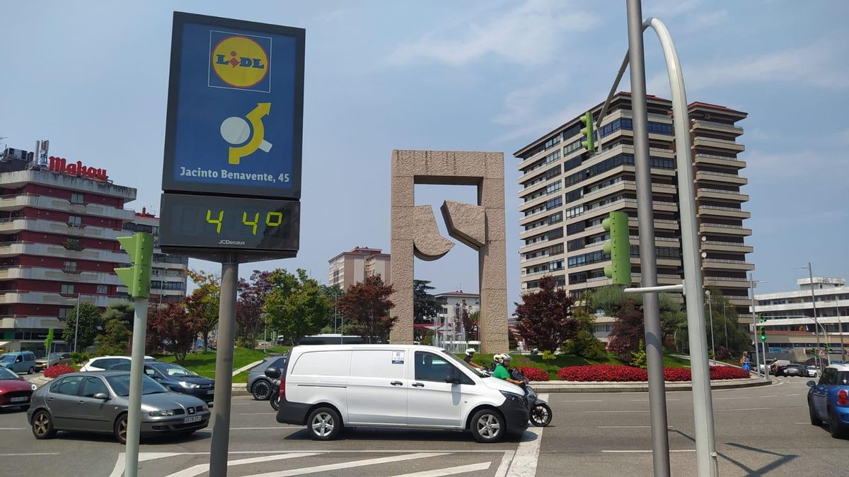 El termómetro al sol de la Praza América marca 44 grados, seis más que los registros oficiales de MeteoGalicia a esa hora