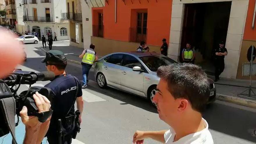 Ricard Gallego entrando en el ayuntamiento de Ontinyent durante el registro policial