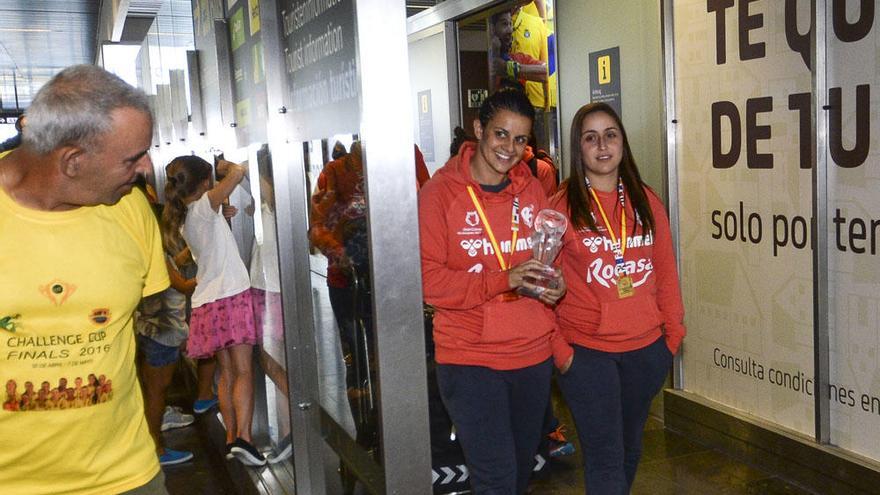 Llegada del Rocasa tras conseguir la Supercopa de Balonmano Femenino