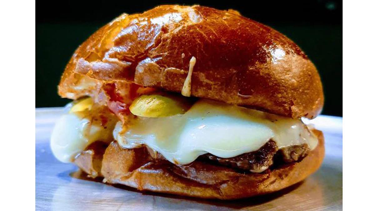 La mítica ‘burger’ de la casa de Torpedo, el bar de bocadillos gurmet de Rafa Peña.