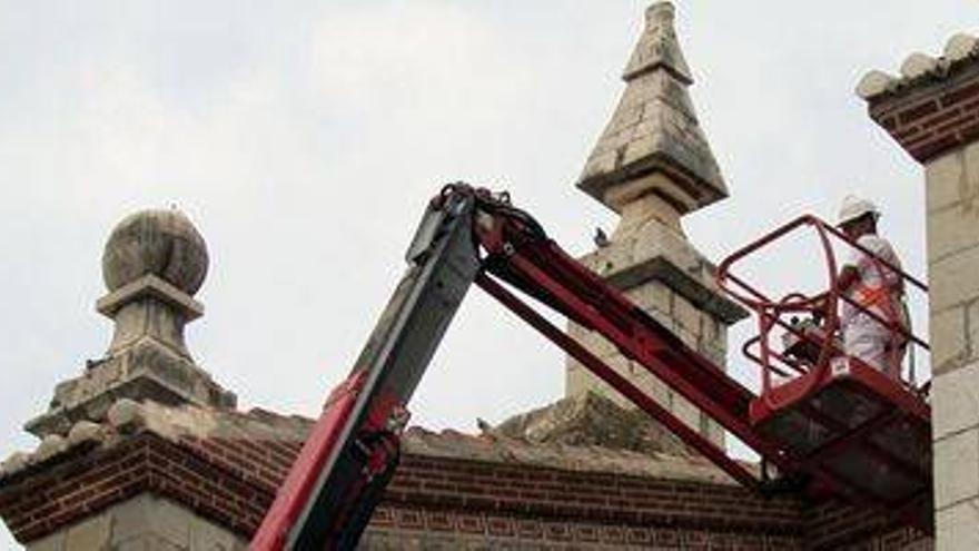 Los vencejos obligan a reordenar la restauración del templo de Benicarló