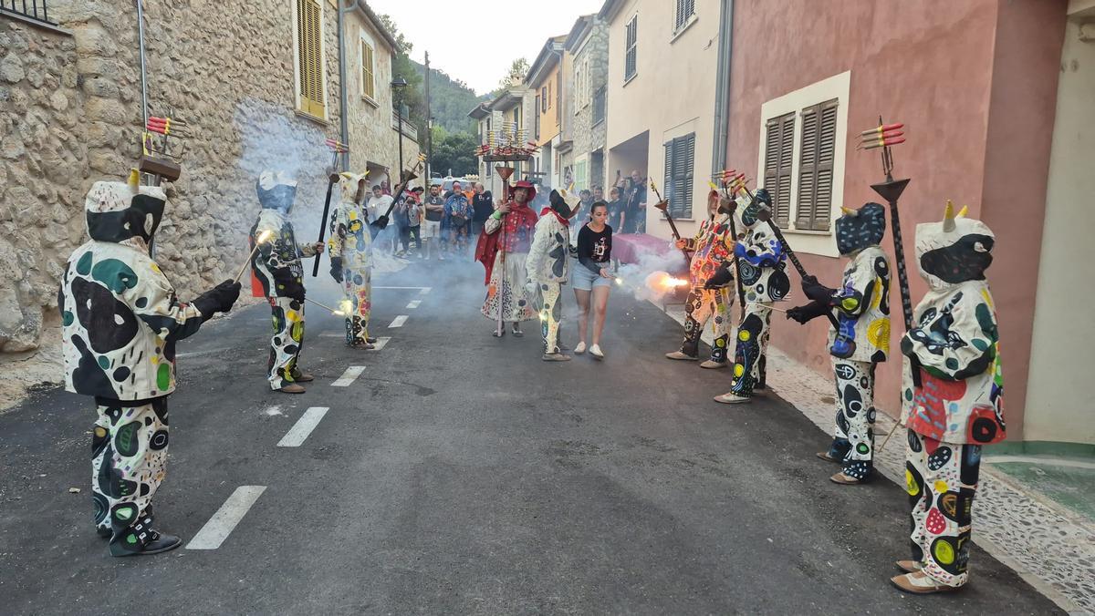 Las imágenes del 'correfoc' de 'Els tretze de na Pola' de Alaró