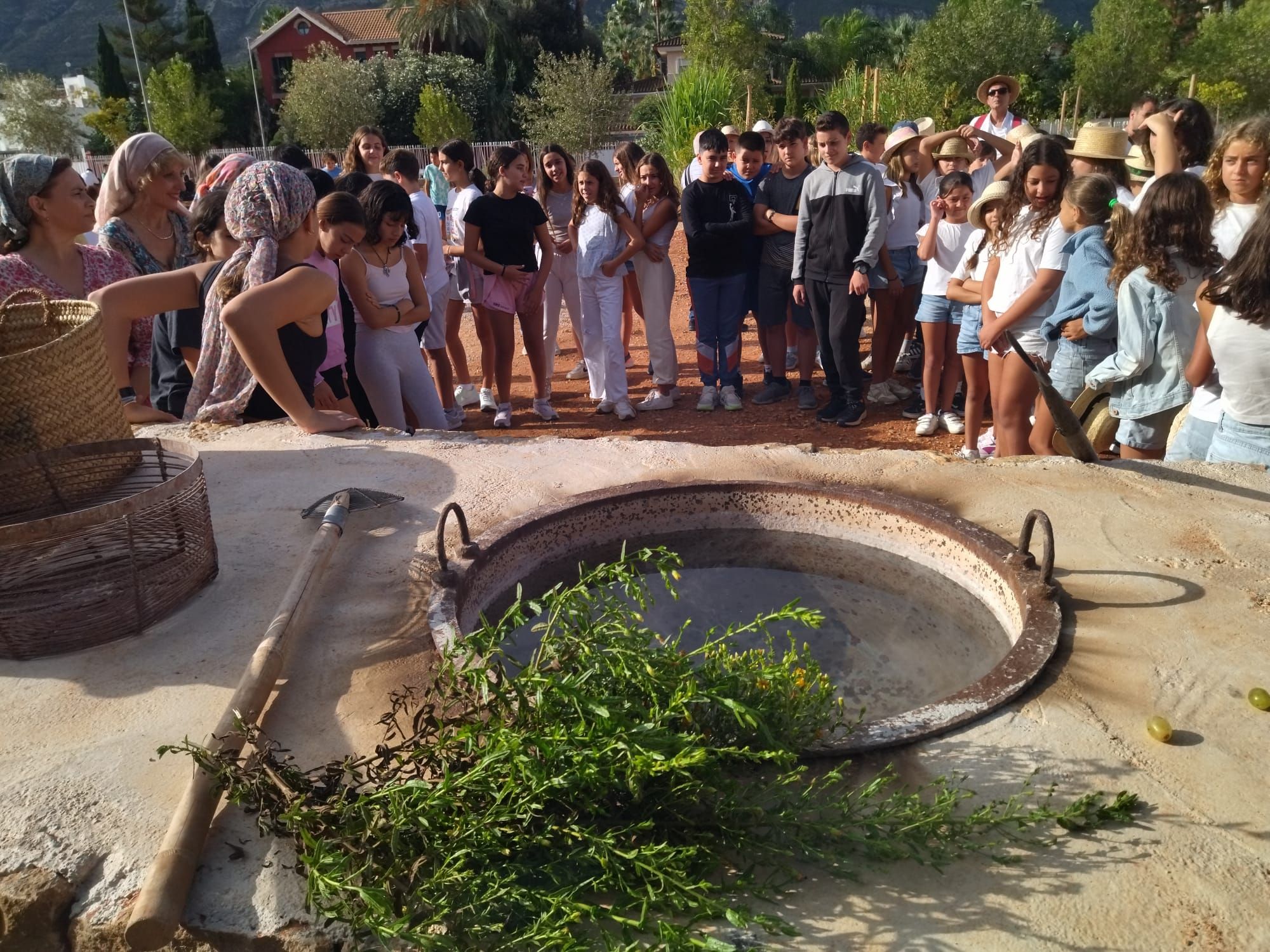 La fantástica "Festa de l'Escaldà" en el instituto Sorts de la Mar de Dénia (imágenes)