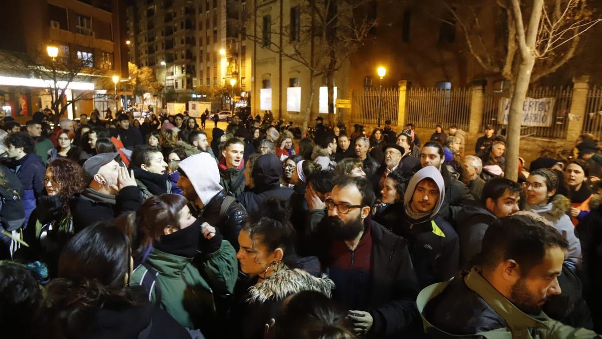 Más de 200 zaragozanos protestan en contra del desalojo a las puertas del centro.