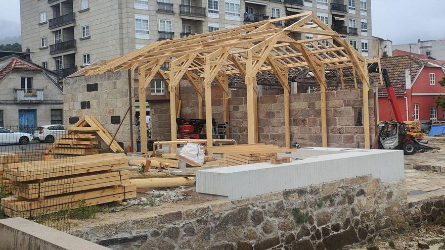 La estructura de la nueva cubierta del astillero que fue quemado en 2017, ayer.