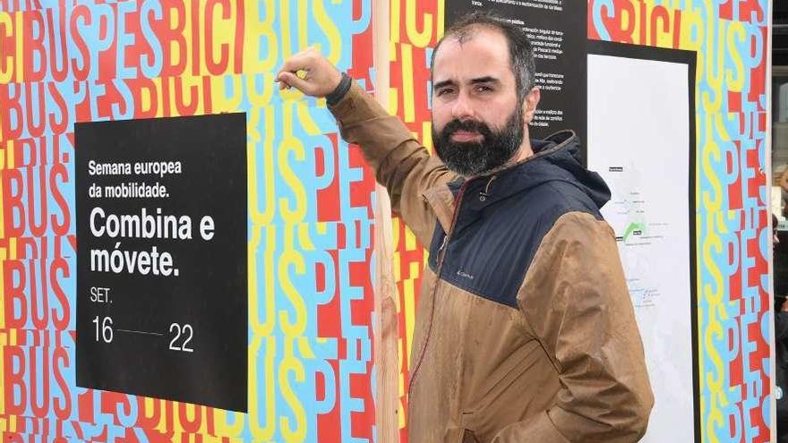 Daniel Díaz, concelleiro de Mobilidade Sostible, na celebración da Semana da Mobilidade na rúa Compostela.