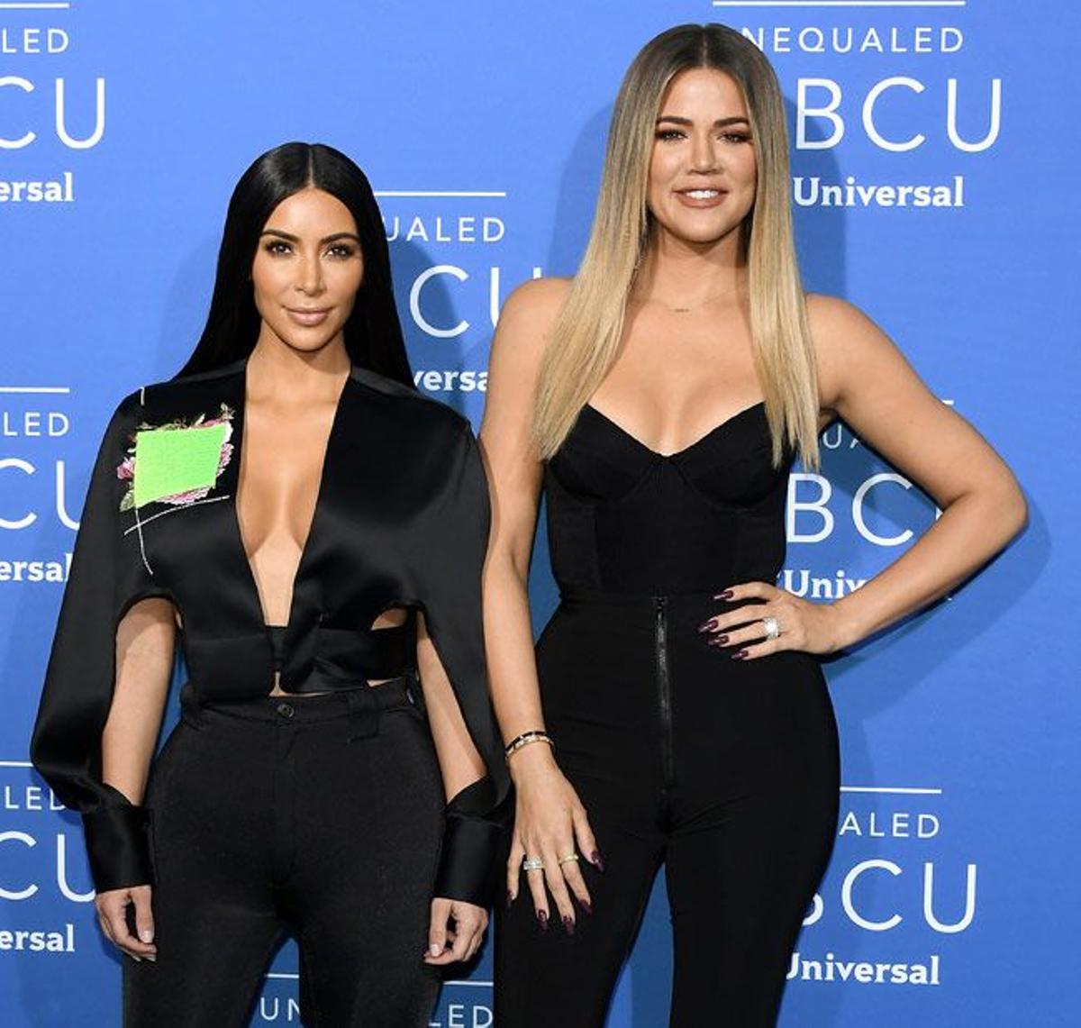 Kim y Khloé Kardashian posan en un photocall de Nueva York
