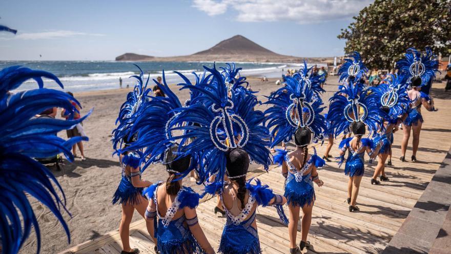 El Médano vibra con su Carnaval de Día, que inunda la bahía de color